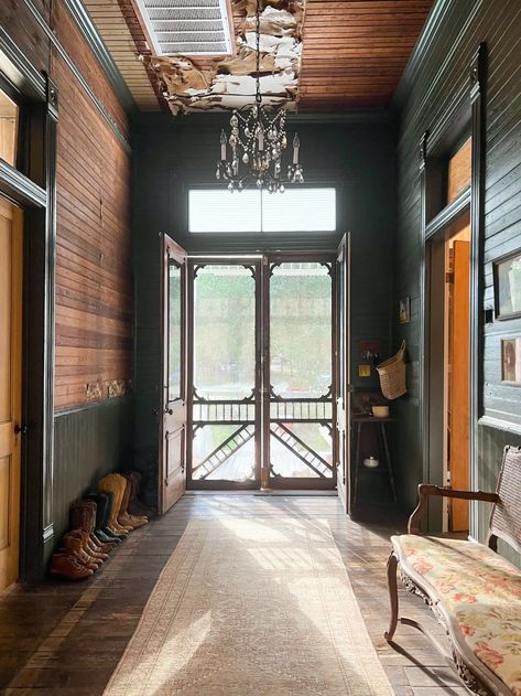 Photo 2 of 6 in A Texas Designer Gives an 1898 Folk Victorian a New Life Outside of Austin - Dwell Folk Victorian Farmhouse, Victorian Home Renovation, Son House, Painting Shiplap, Farmhouse Entry, Folk Victorian, Dream Farmhouse, Victorian Farmhouse, European Farmhouse