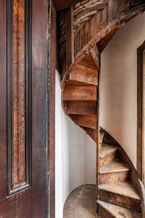 Victorian Staircase, Old Fashioned House, Small Staircase, Staircase Ideas, Custom Kitchens, Interior Stairs, Studio Interior, House Stairs, Historic Preservation