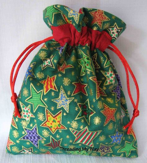 Christmas Gift Bags To Sew, Drawstring Bag Tutorials, Drawstring Bag Pattern, Sewing Christmas Gifts, Christmas Sewing Projects, Sewing To Sell, Gift Bags Diy, Wrapping Presents, Easy Christmas Gifts