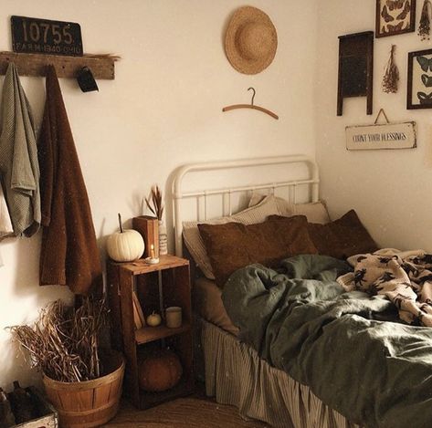 Earth Tones Bedroom Decor, Earthy Bedroom Aesthetic, Earth Tone Bedroom, Academia Room, Earthy Home Decor, Cozy Fall Bedroom, Earthy Home, Earthy Bedroom, Deco Studio