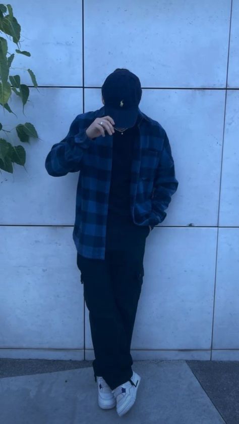 Purple Flannel Outfit Men, Blue Flannel Outfits Men Streetwear, Zumiez Outfits Men, Blue Flannel Shirt Outfit, Dark Green Flannel Outfit, Flanel Outfit Aesthetic Man, Black And Blue Outfit Men, Flannel Shirt Outfits Men, Flannel Men Outfit