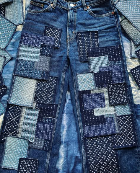 Boro Sashiko Jeans, Patchwork On Jeans, Sashiko Pants, Patchwork Jeans Diy, Sashiko Patchwork, Jean Corset, Denim Patchwork Jeans, Jeans With Patches, Jeans Tutorial