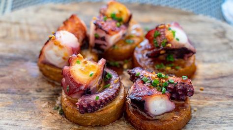 Spanish Octopus Recipe, Octopus Dish, Octopus Recipe, Octopus Recipes, Potato Appetizers, Cocktail Appetizers, Spain Food, Cooking Art, Fish Dishes