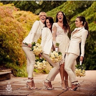 Wedding Dresses For Maids, Bridesmaid Pantsuit, Bridesmaid Pants, Bridesmaid Suits, Bridal Party Attire, Fotos Goals, Lesbian Wedding, Wedding Aesthetic, Wedding Vibes