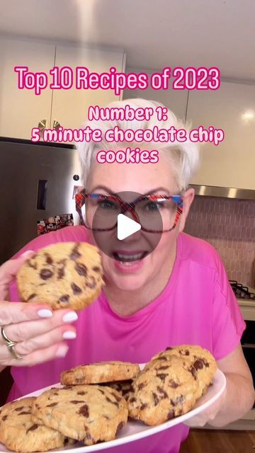 Stephanie Joy de Sousa on Instagram: "You can follow me @steph_cooks_stuff ❤️  NUMBER 1 recipe of 2023!  We made it and did you guess it?  Of course it’s our 5 minute choc chip cookies!  I love this recipes so much and it appears that a lot of you do as well!  My favourite part is the amount of you that have tagged your friends to share this recipe with them!  Sharing the cookie love ❤️   Today, I’m re-sharing my most requested recipe!  My 5 minute chocolate chip cookies.  They will  turn your kitchen into a cookie wonderland in just 5 minutes! !🍪😋 You are going to love these!   📝 INGREDIENTS: - 2 1/2 cups plain flour 🌾 - 1 cup brown sugar (the secret behind the smile!) 🍯 - 1/2 cup white sugar (for the extra love) 🥄 - 1 tsp baking powder (our little riser) 🧚‍♀️ - 2 eggs (richness in Choc Chip Cookies Easy, Cookies Videos, Choc Chip Cookie Recipe, Shipping Cookies, Make Chocolate Chip Cookies, Cooking Cookies, Cookie Recipes Homemade, Easy Chocolate Chip Cookies, Choc Chip Cookies