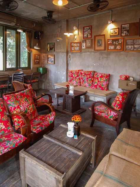 Vietnamese Room Decor, Vietnam Cafe Interior, Vietnam Interior Design, Vietnam Decoration, Retro Cafe Design, Cafe Reference, Vietnamese Cafe, Retail Space Design, Retro Cafe