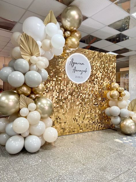 White Gold Birthday Theme, 50th Anniversary Backdrop Ideas, Silver And Gold Party Decorations, Golden Anniversary Backdrop, White And Gold Birthday Theme, White And Gold Graduation Party, Inauguration Decoration Ideas, 50th Golden Birthday, White And Gold Party