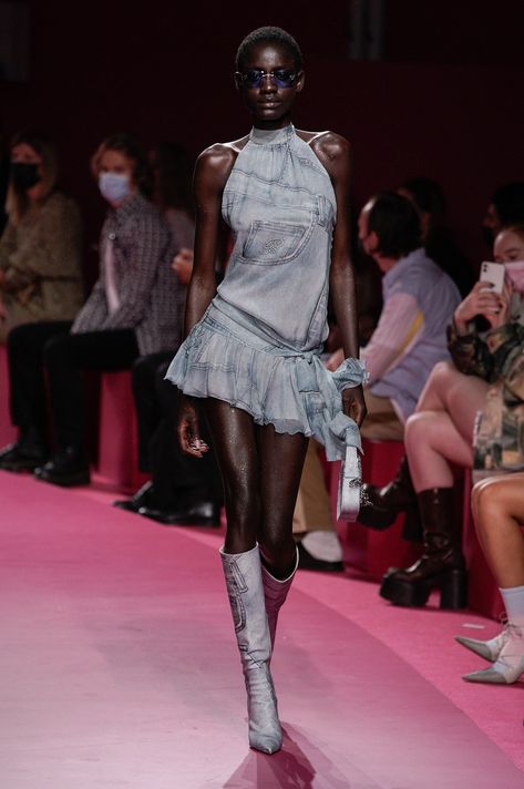 Channel Runway 2022, Denim Runway Fashion, Blumarine Ss22, Spring Fashion Runway, Y2k Runway, Summer Runway Fashion, Denim Runway, Runway Tops, Blue Runway