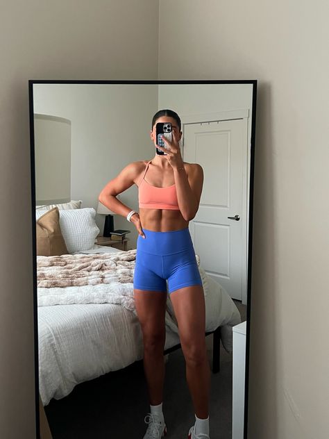 Bright Gym Outfit, Gym Outfit Colorful, Bright Running Outfits, Bright Workout Outfits, Active Girl Aesthetic, Colorful Running Outfit, Colorful Gym Outfit, Knee Fat Workout, Colorful Workout Clothes