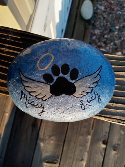 Stone Art Dog Painted Rocks, Pet Memorial Painted Rocks, Dog Memorial Rock Painting, Dog Painted Rocks, Memorial Rock Painting Ideas, Rock Painting Dogs, Dog Rock Painting, Pet Stones, Garden Rock Art