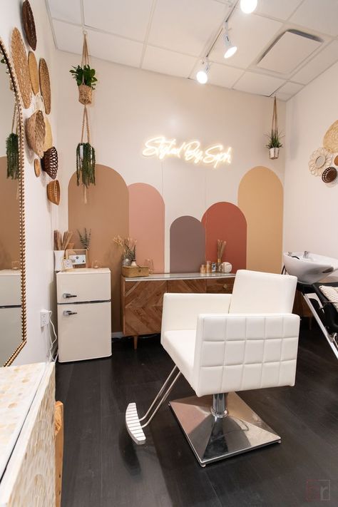 Hair Studio Interior Design, One Room Hair Salon Ideas, Boho Salon Decor Ideas, Simple Salon Design, Hair Stylist Salon Decor, Simple Salon Decor, Modern Salon Aesthetic, Salon Themes Ideas, Salon Floor Ideas