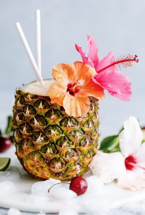 The most refreshing summer cocktail made with fresh pineapple, coconut cream and rum. Serve in a pineapple cup and enjoy! Homemade Pina Colada, Resep Juice, Pineapple Drink, Pineapple Corer, Pineapple Cup, Pina Colada Recipe, Pineapple Drinks, Refreshing Summer Cocktails, Pineapple Rum