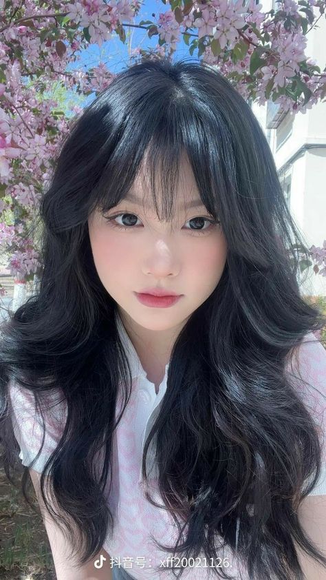 Medium Length Hair Styles For Round Faces Bangs Long Layered, Korean Full Bangs, Korean Wavy Hair, Haircuts For Square Faces, Asian Haircut, Hair Style Korea, Hair Inspiration Long, Summer Haircuts, Hairstyles For Layered Hair