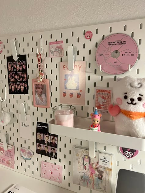 Peg Board Ideas Room Decor, Ikea Boards, Peg Board Kpop, Kpop Pegboard Ideas, Peg Board Inspo, Cute College Dorm Ideas, Pink Pegboard, Ikea Pegboard Ideas, Peg Board Ideas