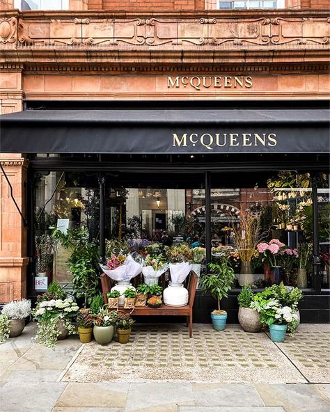 Flower Shop Front Display, Flower Shop In London, Small Flower Shop Interiors, Flower Shop Exterior, Flower Store Design, Floral Shop Ideas, Modern Flower Shop, Florist Interior, London Flower Shop