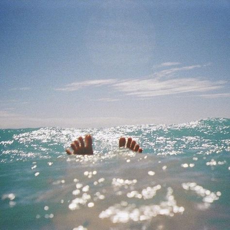 Toes in the water, toes in the sand, not a worry in the world, a cold drink in my hand, life is good today, life is good today. Murcia, Playa Del Carmen, Sunday Photos, Into The Wild, Salt Life, Foto Inspiration, In The Ocean, Just Relax, Endless Summer