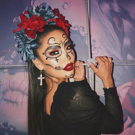 21 Best Day of the Dead Makeup Ideas - Dia De Los Muertos Tutorials Fine Hair Styles, Mexican Halloween Costume, Half Face Makeup, Mexican Makeup, Day Of The Dead Makeup, Halloween Makeup Sugar Skull, Mexican Halloween, History Meaning, Carnival Ideas