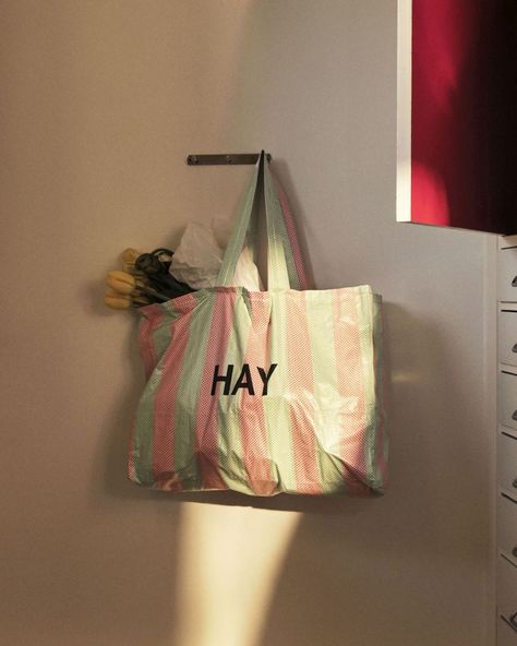 Made in a strong and durable woven plastic, the Candy Striped shopping bag series by HAY is a collection of colourful and practical bags for carrying shopping and other everyday items. Available in several versions on designkiosk.eu #haydesign #shopping #shoppinessentials #designlovers #happyliving #giftidea #dk_designkiosk Hay Bag, Hay Design, Practical Bag, Bag Green, Candy Stripes, Functional Accessories, Plastic Animals, Everyday Items, Shopper Bag