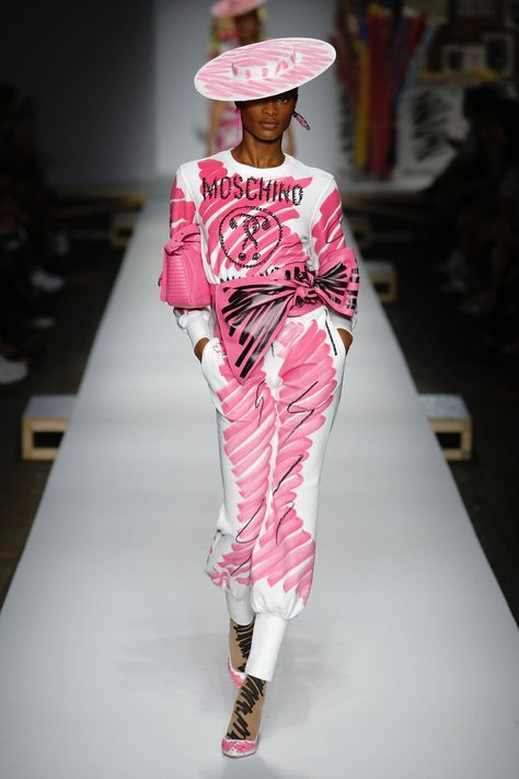 Moschino | Ready-to-Wear - Spring 2019 | Look 43 Moschino Runway, Milano Fashion Week, Jeremy Scott, Couture Runway, Mens Fashion Summer, Fashion Show Collection, Fashion Today, Gigi Hadid, Red Carpet Fashion