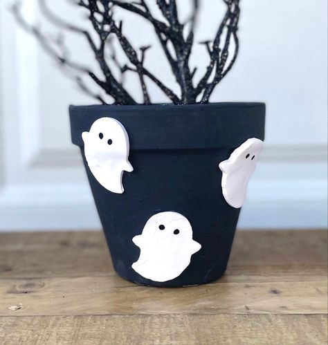 Black And White Pot Painting, Halloween Plant Pot Painting Ideas, Terracotta Pots Painted Halloween, Black Flower Pot Painting Ideas, Halloween Flower Pots Diy, Ghost Flower Pot, Fall Painted Flower Pots, Halloween Plant Pots, Fall Painted Pots