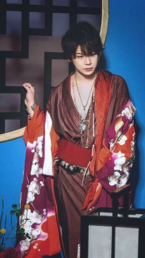 Men's Yukata, Secondary Characters, Kazuya Kamenashi, Japanese Mens Fashion, Kat Tun, People References, Japanese Traditional Clothing, Modeling Poses, Male Kimono