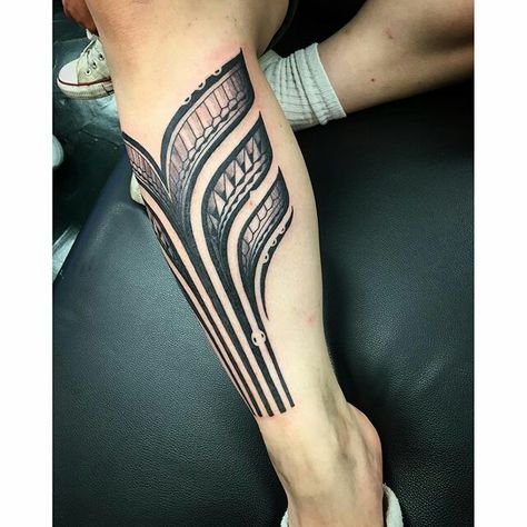 Micronesian whale tail Polynesian Whale Tail Tattoo, Micronesian Art, Micronesian Tattoos, Dolphin Tattoo Meaning, Whale Tail Tattoo, Tail Tattoo, Dolphin Tattoo, Armband Tattoos, Ancient Tattoo