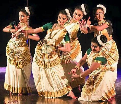 Kerala dance Hindu Secrets, Kerala Dance, Diversity Poster, Dance India Dance, Dance Of India, Floral Art Paintings, Onam Festival, Grand Entry, Indian Classical Dance