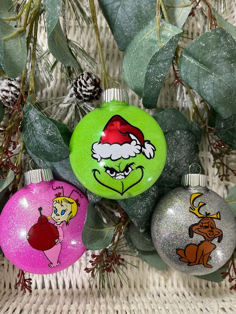 Grinch Christmas Ornaments, Grinch Crafts, Grinch Christmas Tree, Grinch Ornaments, Grinch Christmas Decorations, Winnie The Pooh Christmas, Handmade Christmas Crafts, Christmas Themes Decorations, Painted Ornaments