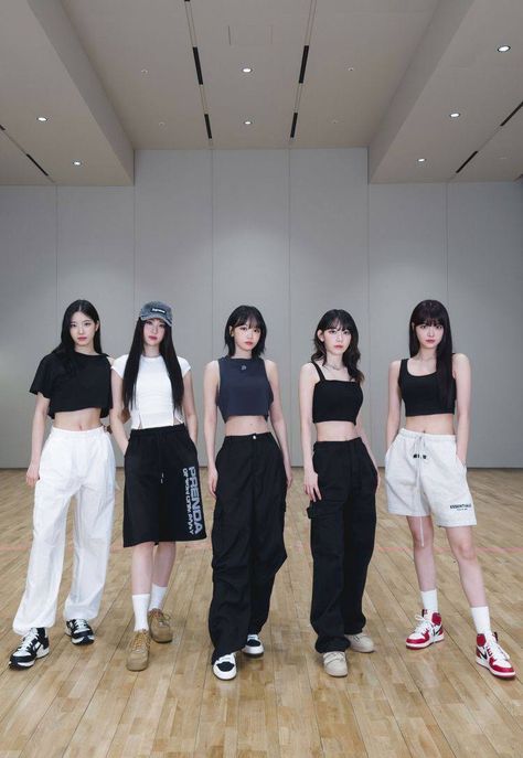 Hip Hop Class Outfits, Kpop Dance Outfits Ideas, Dance Outfits Practice Hip Hop, Hiphop Dance Outfit Dancers, Hip Hop Aesthetic Outfit, Dance Teacher Outfits, Dance Practice Outfits Ideas, Korean Dance Outfit, Hiphop Dance Outfit