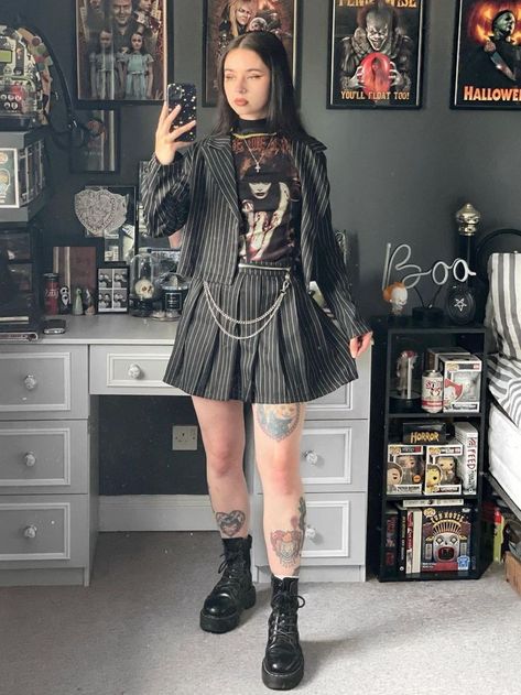 Cool edgy outfit ideas you'll really love! There's something so fun and expressive about putting together a grunge outfit Grunge Style Aesthetic, Plaid Dress Outfit, Plaid Shirt Outfits, Red Plaid Dress, Alt Outfits, Rock Outfits, Miniskirt Outfits, Goth Outfits, Alternative Outfits