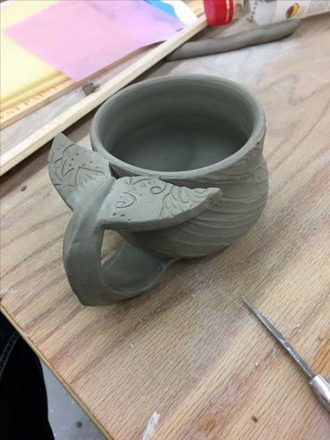 Mug Handle Ideas Design, Orca Ceramic Pottery, Clay Art On Cup, Pottery Cup Ideas Design, Clay Cups Ideas, Clay Mug Designs, Clay Mugs Handmade, Clay Pottery Ideas For Beginners, Clay Cup Ideas