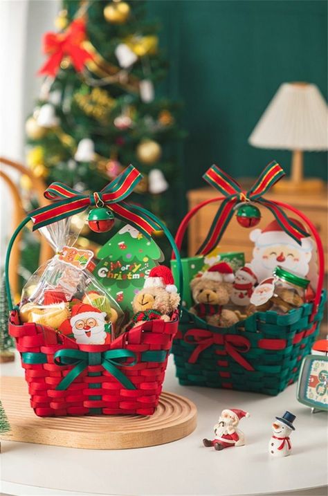 Basket Christmas Decorations, Small Christmas Basket Gift Ideas, Mini Christmas Gift Baskets, Christmas Dessert Basket, Christmas Treat Baskets, Hampers Christmas Ideas, Kids Christmas Gift Baskets, Christmas Hampers Ideas, Christmas Baskets For Kids