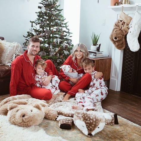 Christmas Outfit Ideas For Family, Christmas Couple Photos, Christmas Baby Pictures, Christmas Family Photoshoot, Family Christmas Outfits, Christmas Card Pictures, Baby Christmas Photos, Xmas Pictures, Family Christmas Pictures