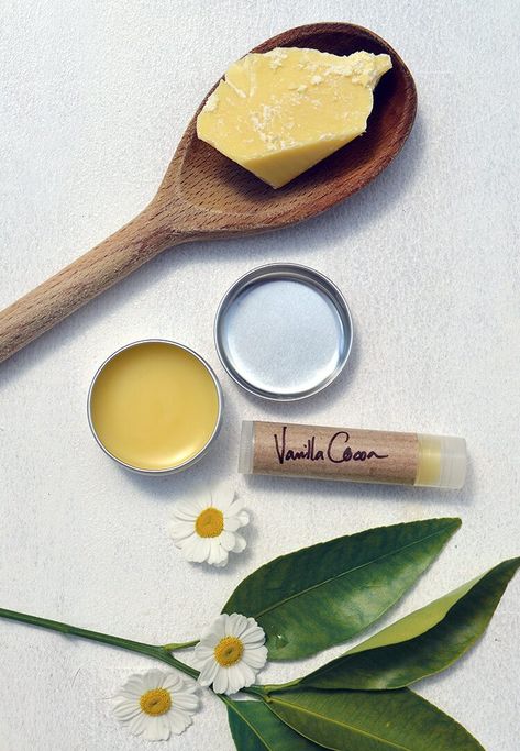 Vanilla & Cocoa Butter Lip Balm recipe + diy instructions Cocoa Butter Lip Balm, Lip Balm Recipe, Balm Recipe, Lip Balm Recipes, Homemade Lip Balm, Handmade Skincare, Diy Lip Balm, Diy Lips, Diy Cosmetics