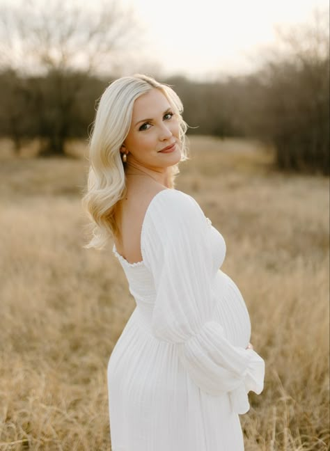 Maternity Women Poses, Maternity Photo Outdoor, Maternity Shoot Outdoor Ideas, Maternity Shoot In A Field, Maternity In Field, Simple Maternity Pictures Outdoor, Maternity Pictures Laying Down, Mother Only Maternity Photos, Maternity Pictures Individual