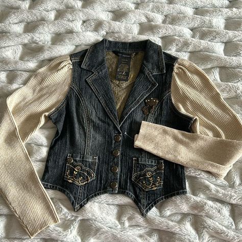 Vintage Style Jeans, Jean Jacket Styling, Layered Grunge Outfits, Jeans Vest Outfit, Vintage Vest Outfit, Jean Vest Outfits, Types Of Clothing Styles, Jeans Vest, Outfit Retro