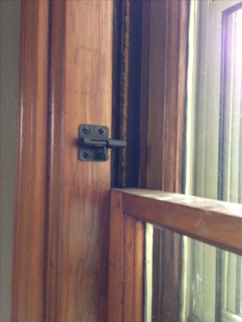 Door Latches, Home Security Tips, Diy Home Security, Wireless Home Security, Security Tips, Home Protection, Home Safety, Décor Diy, Home Security Systems