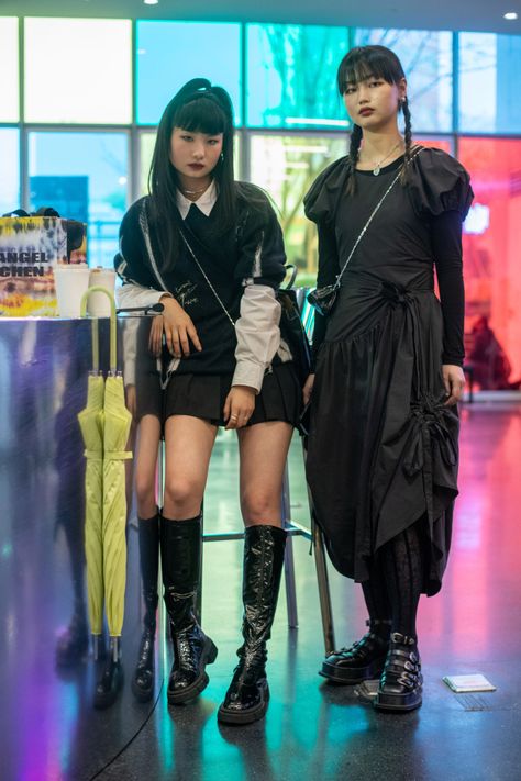 Street style at Shanghai Fashion Week 2021. Shanghai, Shanghai Fashion Week, Shanghai Fashion, Style Looks, Street Style Looks, Fashion News, Fashion Week, Street Style, How To Wear