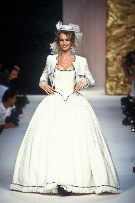 Vintage Chanel Dress, Met Gala Outfits, Runway Fashion Couture, Dior Dress, Chanel Dress, Chanel Couture, Chanel Haute Couture, Iconic Dresses, Claudia Schiffer