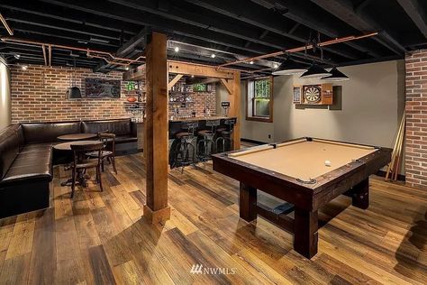 Finished Basement Speakeasy, Rustic Basement Living Room, Basement Gaming Room Ideas, Masculine Basement Ideas, Cool Basements, Speak Easy Basement Ideas, Pub Style Basement, Retro Basement Ideas, Amazing Basements