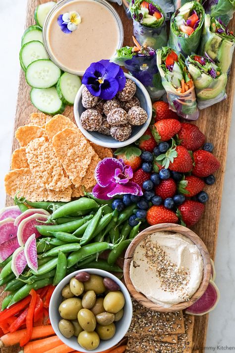 A beautiful vegetarian party platter snack board with fresh homemade vegan spring rolls, hummus and vegetables, olives, crackers, berries, and truffles. Easy Spring Roll Recipe, Easy Spring Rolls Recipe, Brunch Boards, Easy Spring Rolls, Rice Paper Spring Rolls, Homemade Spring Rolls, Vegetarian Party, Vegan Spring Rolls, Snack Boards