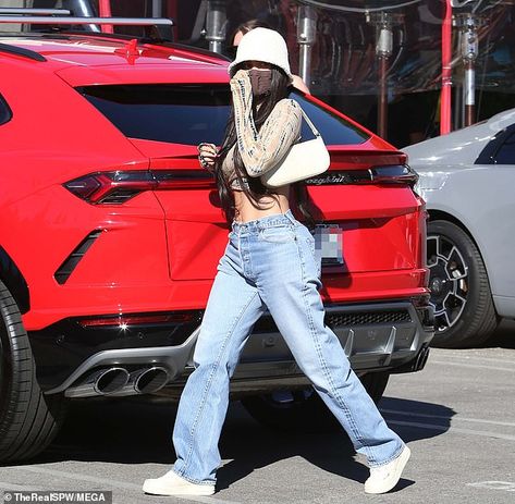 Kylie Jenner keeps it low-key in a bucket hat and a pair of blue jeans while leaving a restaurant | Daily Mail Online Kylie Jenner Street Style, Looks Kylie Jenner, Estilo Kylie Jenner, Kylie Jenner Outfits, Kylie Jenner Style, Kylie Kristen Jenner, Jeans Outfit Casual, Jenner Outfits, Tumblr Outfits