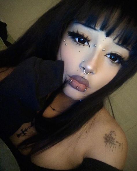 Emo Eyeliner, Maquillage Goth, Alt Makeup, Swag Makeup, Makeup Help, Alternative Makeup, Cool Makeup Looks, Makeup Tut, Edgy Makeup