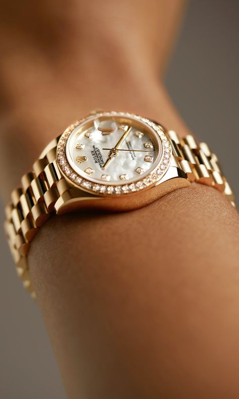 Discover the Lady-Datejust watch in 18 kt yellow gold on the Official Rolex Website Model: m279138rbr-0015 Rolex Womans Watch, Gold Rolex Women, Rolex Datejust Women, Rolex Presidential, Rolex Wrist Watch, Rolex Oyster Perpetual Datejust, Rolex Diamond, Rolex Watches Women, Rolex Women