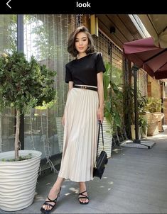 Smart Casual Long Skirt, Smart Skirt Outfit, Pleaded Skirt Outfits Aesthetic, Smart Casual Skirt Outfit, Winter Church Outfits, Smart Casual Skirt, Pleated Midi Skirt Outfit, Carpet Ideas 2023, Skirt Outfits Aesthetic