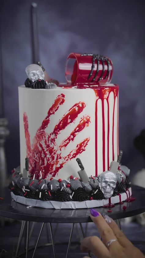 Pastel, Halloween Scary Cakes, Gory Cake Ideas, Scary Cakes Horror Creepy Halloween, Creepy Halloween Cake Ideas, Halloween Cakes Decorating, Spooky Bday Cake, Gory Halloween Cakes, Horror Bday Cake