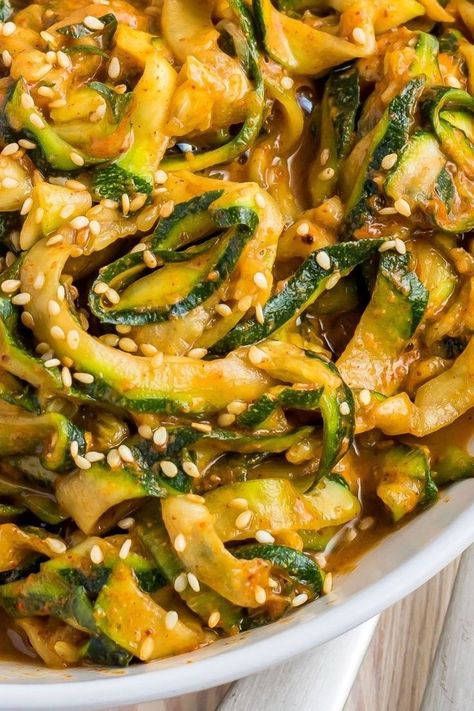 This paleo Chinese Zucchini is refreshing, nutty, spicy, and will leave you wanting more! You’ll love this as an addictive side dish, or add your favourite protein to make it a main meal. The crunch of the courgettes is refreshing, and the spices and herbs add a complex flavour. These raw, paleo, Whole30 compliant Raw Spicy Zoodles are uncooked, giving you the optimum nutrition from each ingredient. Chinese Zucchini, Zucchini Noodle Recipe, Yellow Squash Recipes, Healthy Chinese, Zucchini Noodle, Zucchini Noodle Recipes, Zoodle Recipes, Zucchini Recipe, Healthy Summer Recipes