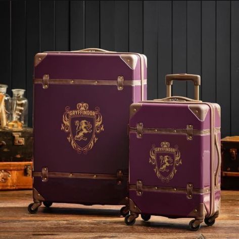 Harry Potter Luggage, Geeky Decor, Dr Mundo, Stile Harry Potter, Hard Sided Luggage, Harry Potter Shop, Spinner Luggage Sets, Harry Potter Decor, Harry Potter Dr