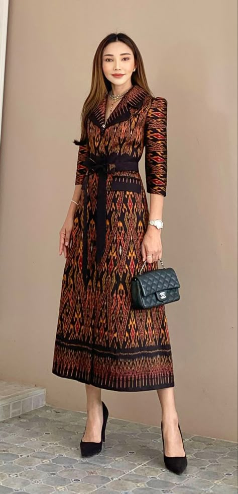 Model Dress Tenun, Batik Dress Modern Simple, Batik Dress Elegant Modern, Dress Batik Modern Fashion Style, Batik Modern Fashion Style, Long Dress Batik, Dres Batik, Dress Batik Modern, Tenun Dress