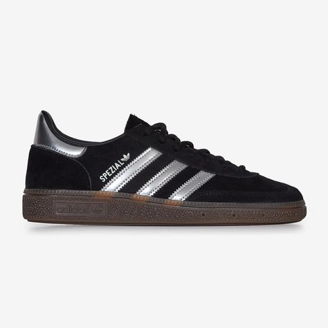 Affichez votre style avec les sneakers Adidas Originals Handball Spezial en noir. Leur design intemporel et leurs détails argentés apportent une touche sophistiquée à votre look. Confortables et élégantes, ces sneakers sont idéales pour ceux qui apprécient la mode et la culture sneaker. Adidas Spezial Black, Samba Gazelle, Sneakers Noir, Adidas Spezial, Sneakers Adidas, Cute Shoes, Adidas Originals, Black And Grey, Shoe Bag